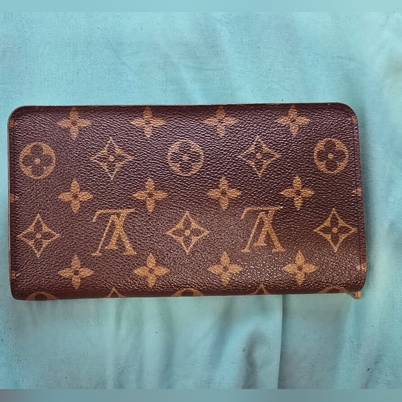 Louis Vuitton Monogram Zippy Wallet - Picture 8 of 9